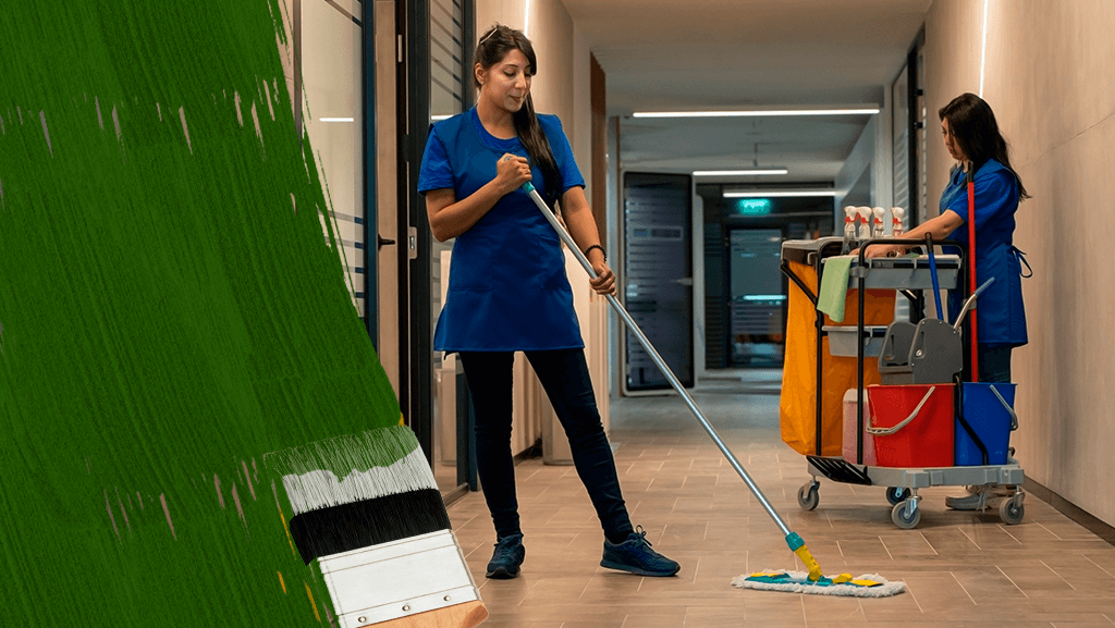 profissionais de limpeza em corredor com equipamentos de higienização
