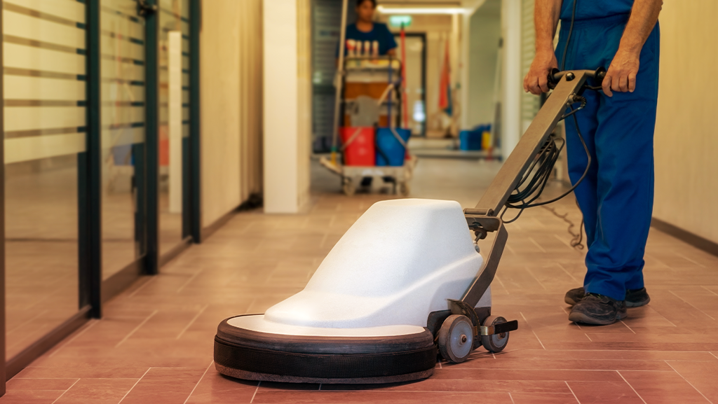 profissional de facilitie fazendo polimento de piso