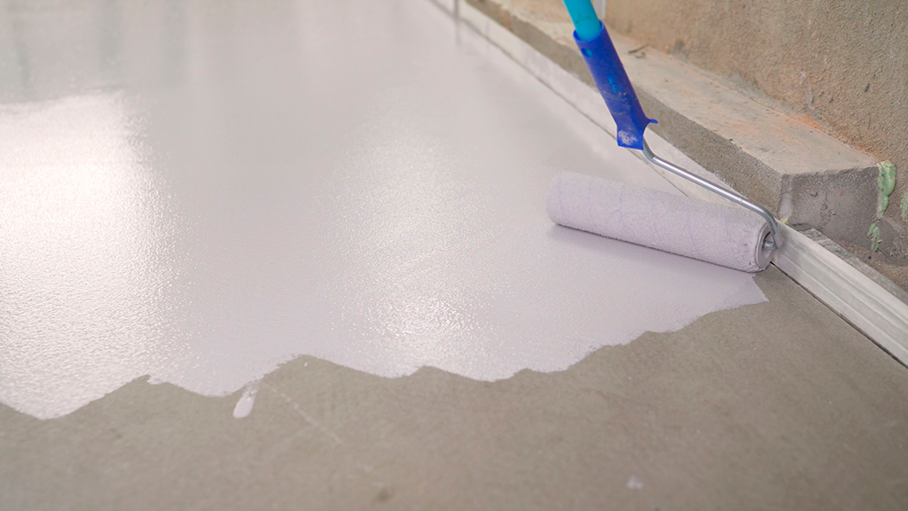 rolo de tinta usado para espalhar impermeabilizante acrílico