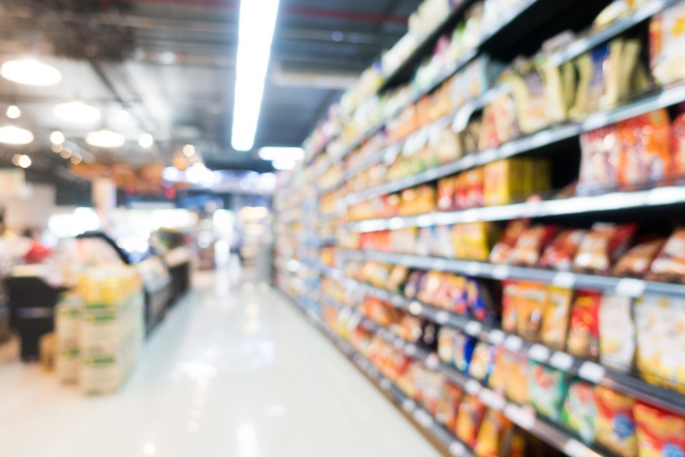 Corredor de supermercado limpo e colorido